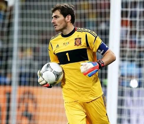 Iker Casillas présente le gants d'or reçu - Le blog de